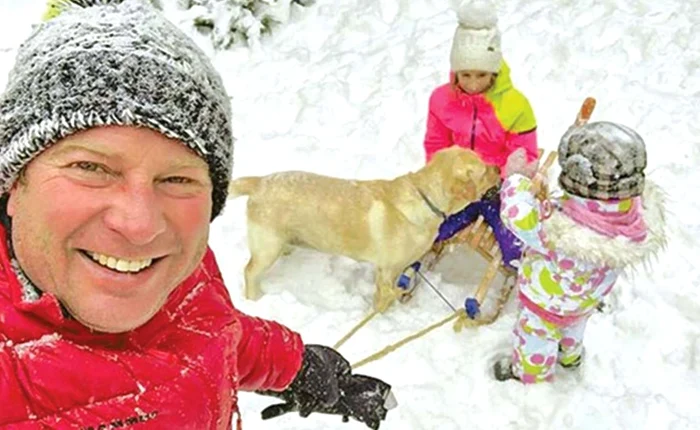 Pavel Bartoş îşi umple sacul cu daruri