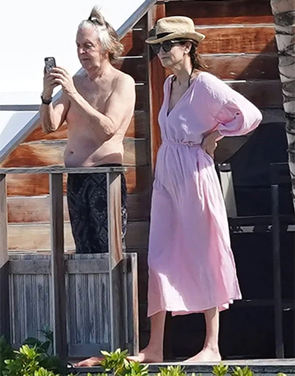 Paul McCartney,  78 de ani, şi soţia lui, Nancy Shevell, 61 de ani, s-au relaxat în St. Barts