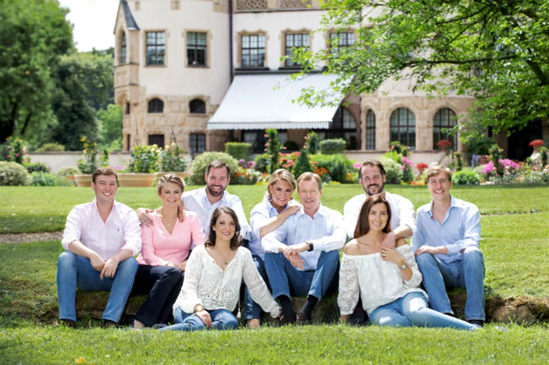 familia regala din luxemburg fotografiata in blugi jpeg
