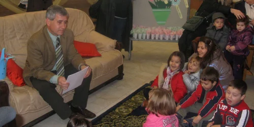Primarul Iuliu Ilyes a citit povestea "Floarea Sincerităţii" în faţa a zeci de copii 