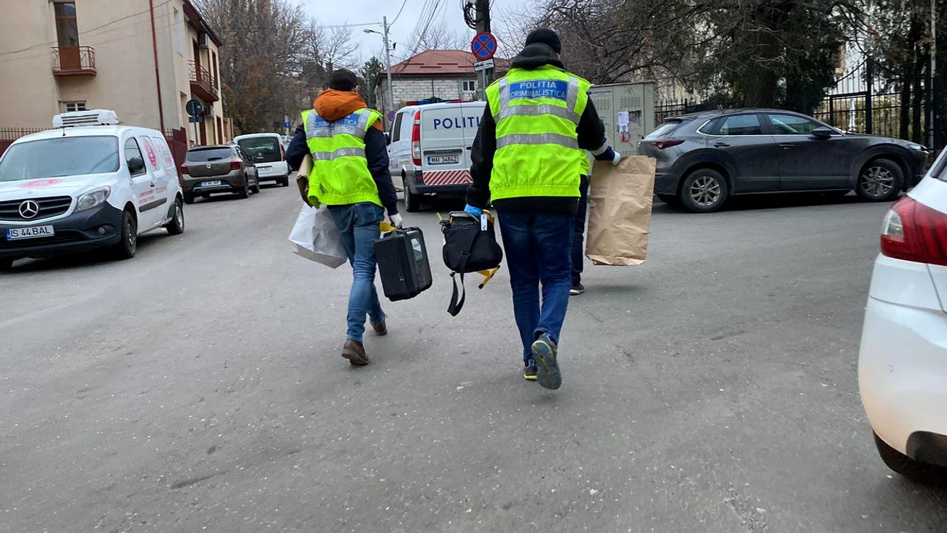 Criminaliștii au ridicat mai multe probe din apartamentul studentului marocan. Foto: BZI.ro