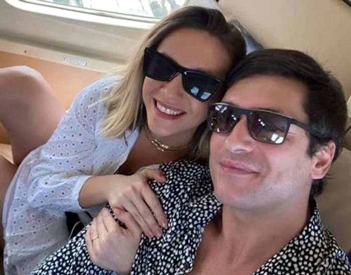 
    Adela Popescu și Radu Vâlcan, într-un avion de mici dimensiuni, deasupra Dubaiuluifoto: arhivă personală  