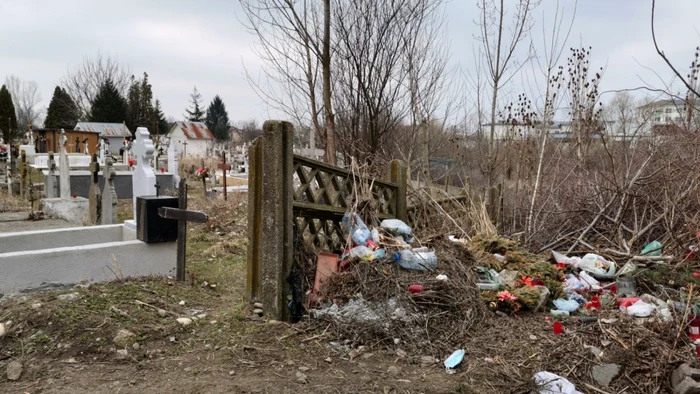 gunoaie la marginea cimitirului strehareţ din slatina - foto alina mitran