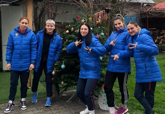Componentele lotului național feminin de box, în fața bradului de Crăciun