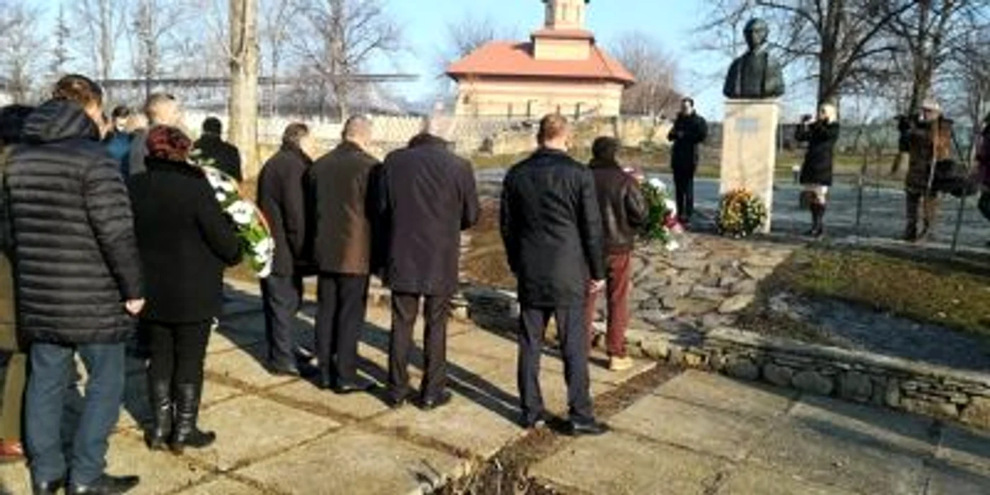 Depunere de coroane la bustul lui Eminescu FOTO Cosmin Zamfirache