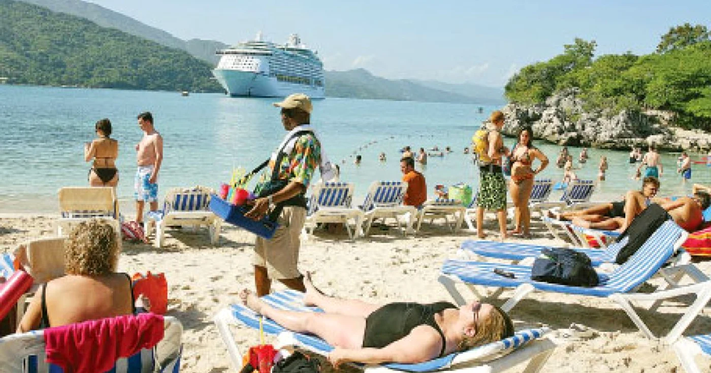 Pasageri de pe „Independence of the Seas“ stau la soare pe plaja Labadee din nordul statului haitian 