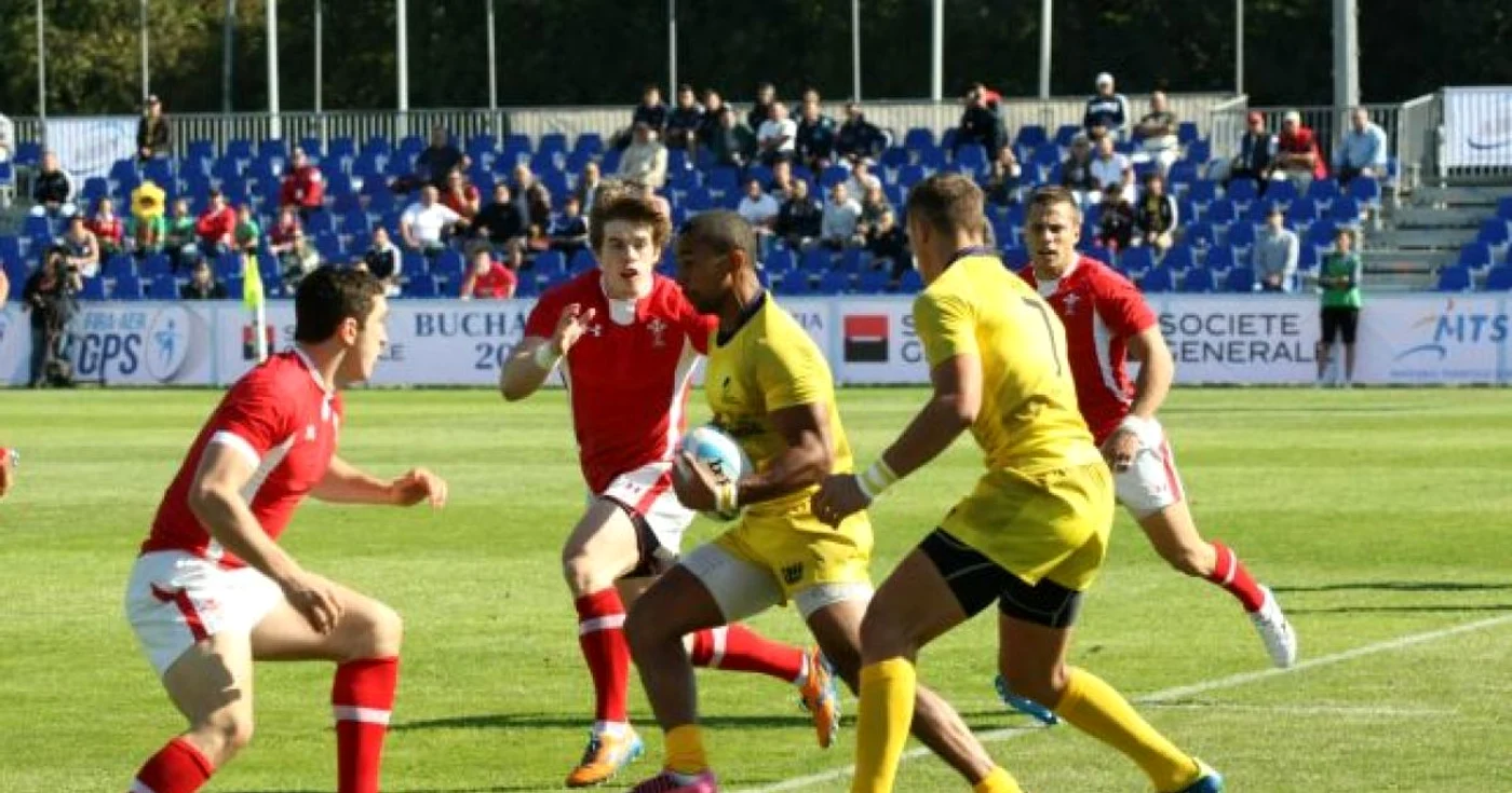 Stephen Hihetah (cu balonul în braţe) este o speranţă a naţionalei de rugby a României. FOTO: Marian Iliescu