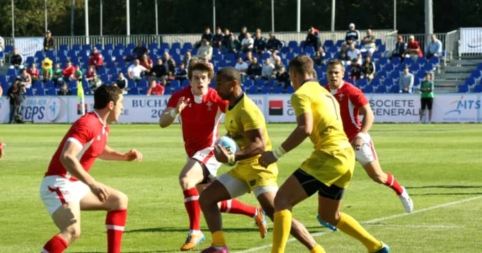 Stephen Hihetah (cu balonul în braţe) este o speranţă a naţionalei de rugby a României. FOTO: Marian Iliescu