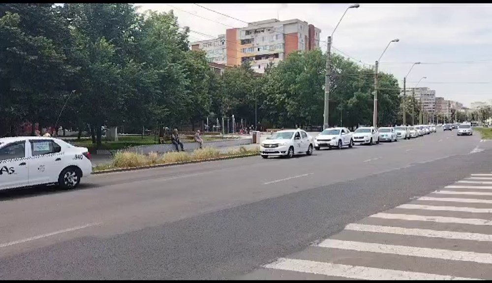 Coloană de taxiuri pe străzile Galațiului. Zeci de șoferi au cerut interzicerea Bolt și Uber VIDEO 