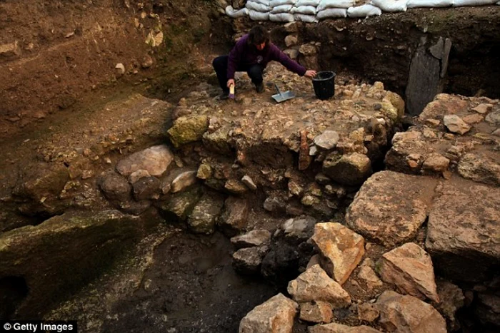 Casa era amplasată la mijlocul pantei unui deal calcaros, avea mai multe camere şi o scară din lemn. Una dintre uşile originale de la intrare a supravieţuit până în zilele noastre, ca şi o porţiune din pavajul din calcar al camerei principale FOTO ghanaflow.net