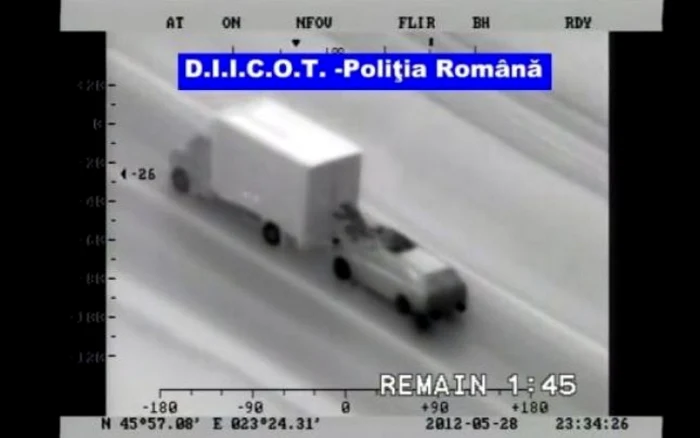 Imagine captură de pe filmul video al poliţiei. Hoţii jefuiau un camion în timp ce mergea cu viteză