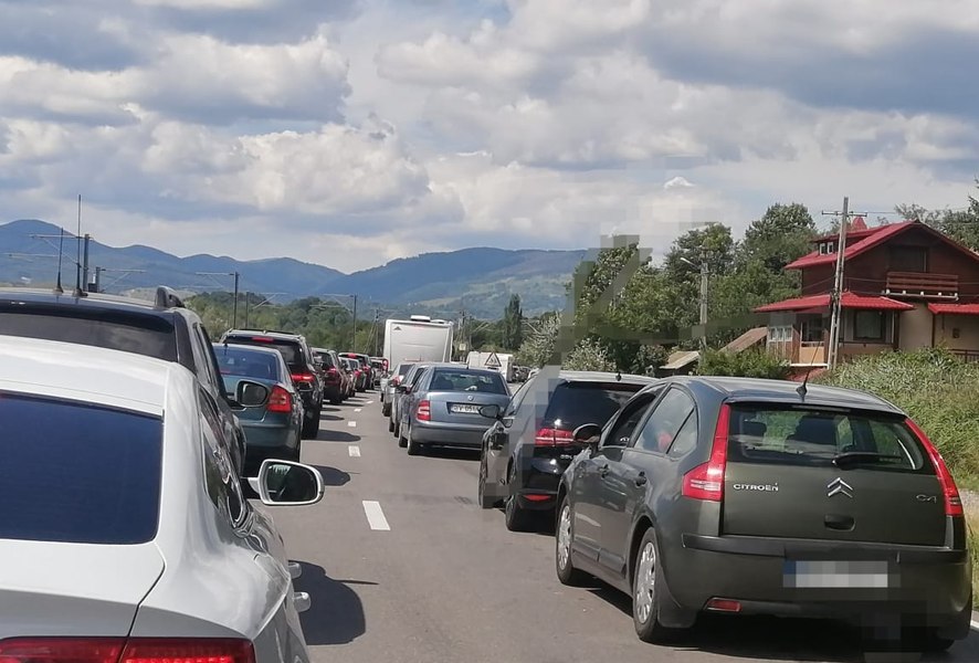 Coloană de mașini pe Valea Prahovei, la final de minivacanță. Ce rute alternative recomandă Poliția Română