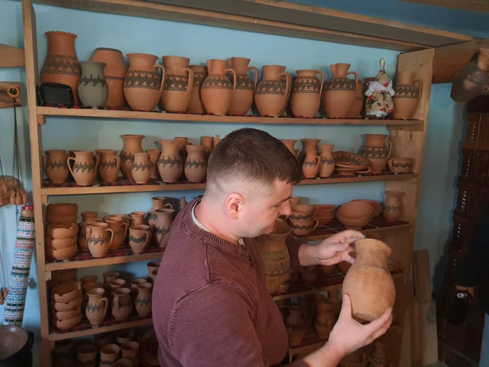 Ceramica de Săcel are două modele de decorațiuni: unda apei și dinții de lup. FOTO: R.F.