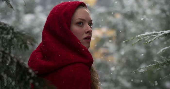 Amanda Seyfried în
rolul Scufiţei Roşii din adapatarea cinematografică din 2011 FOTO
cinemagia.ro