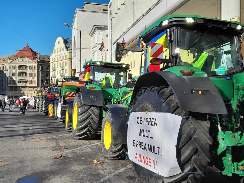 O nouă zi cu tractoarele în centrul Timișoarei. „Să ajuți Ucraina riscând să-ți omori agricultura, nu e normal” VIDEO FOTO