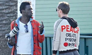 Actorul a purtat un hanorac  direct pe piele şi adânc descheiat (fotografii: guliver) jpeg