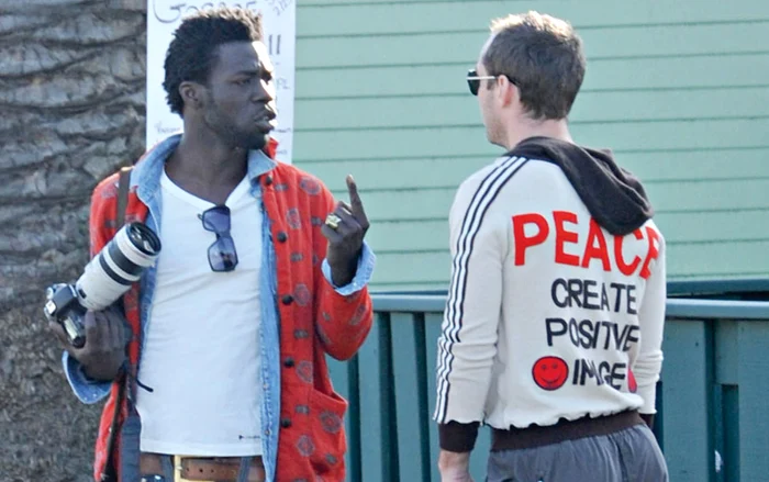 Actorul a purtat un hanorac direct pe piele şi adânc descheiat (fotografii: guliver)