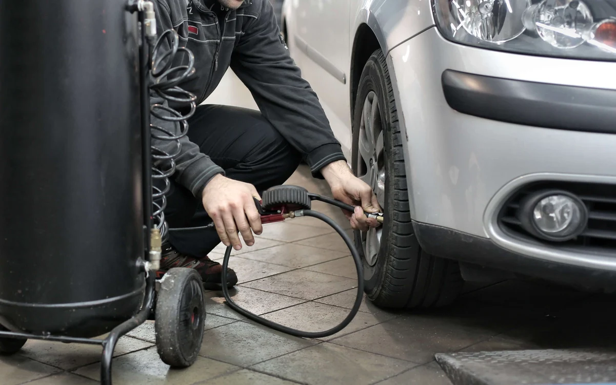 Ce să faci ca să previi o pană nedorită a anvelopelor. Descoperă 7 sfaturi utile