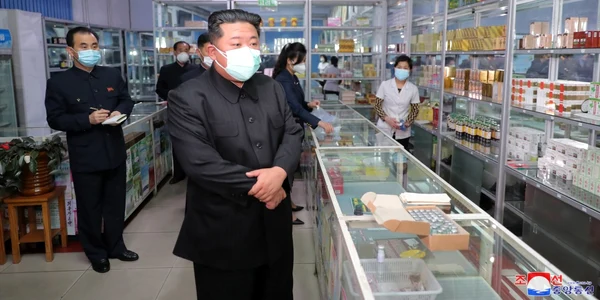 Kim Jong-un în vizită în farmacii FOTO EPA-EFE
