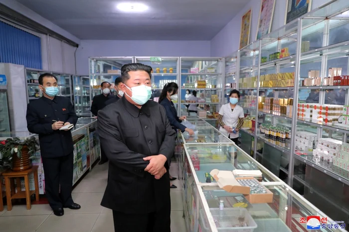 Kim Jong-un în vizită în farmacii FOTO EPA-EFE