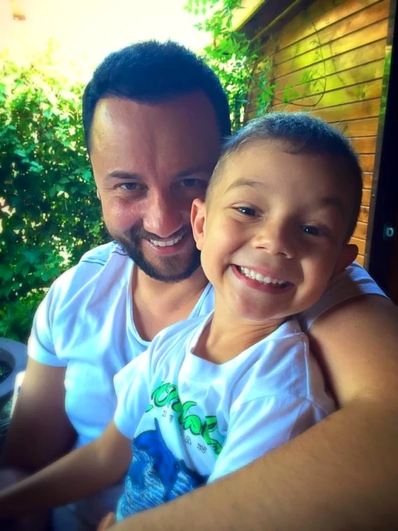 Micuțul David le-a răsfățat pe toate colegele lui cu flori