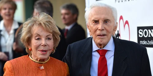 anne buydens si kirk douglas in 2012 foto guliver getty images