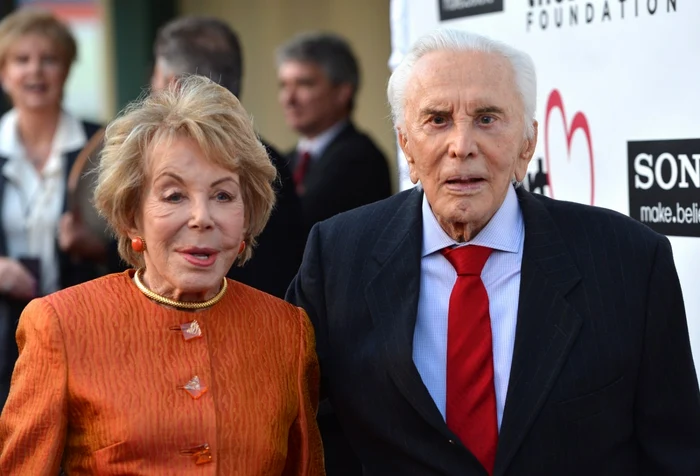 Anne Buydens şi Kirk Douglas, în 2012 FOTO Guliver/Getty images