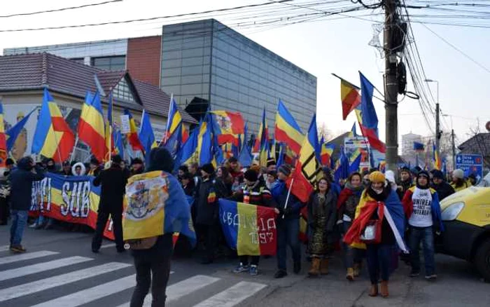 Mii de oameni la Marşul Unirii de la Alba Iulia