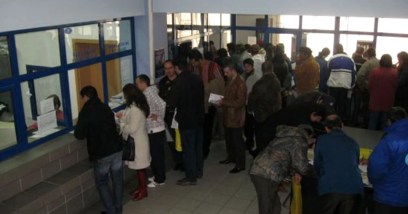 Zeci de oameni stau zilnic la cozi la AJOFM Olt