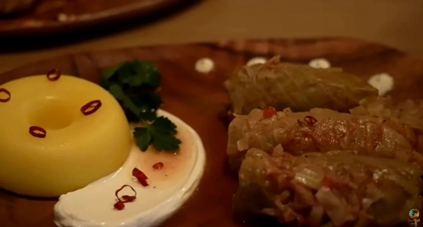 Sarmale servite la un restaurant din Japonia Captură video: HaiHui în doi