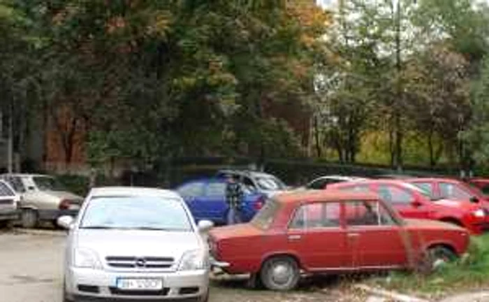 Locurile de parcare sunt o problemă arzătoare pentru orădenii care stau la bloc