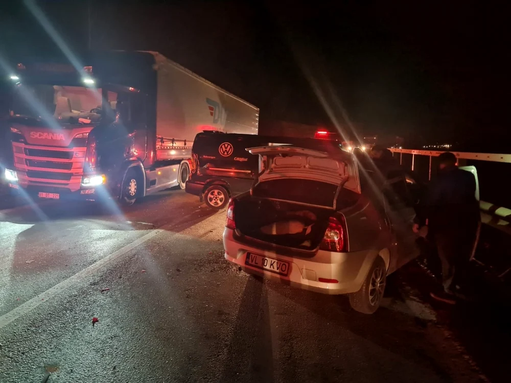 Accident rutier cu trei victime din şapte persoane implicate, pe Viaductul Cârligul Mic, de pe Valea Oltului, în Vâlcea Foto ISU Vâlcea