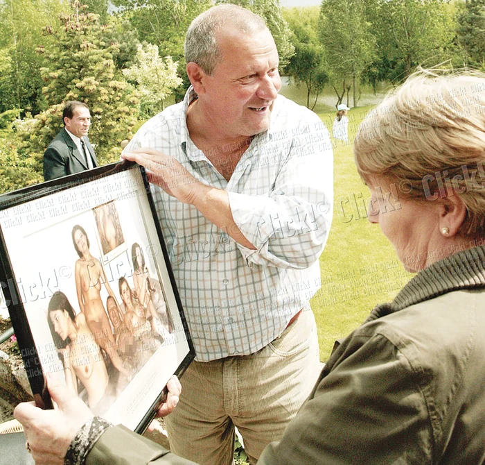 Cristian Ţânţâreanu, excitat între  patru femei despuiate