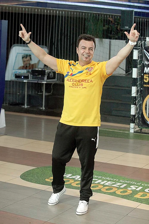 
     Adrian Enache s-a relaxat la cumpărături după ce a aflat că agresorul fetei sale va face patru ani de puşcărieFoto: Blitz  