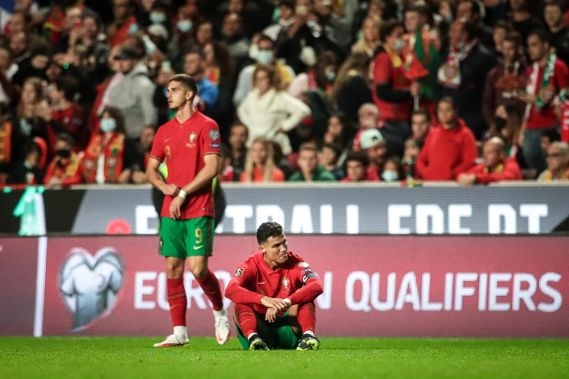
    Cristiano Ronaldo a avut o evoluție palidă în partida cu Serbia, iar la final s-a prăbușit pe gazonFoto: EPA-EFE  
