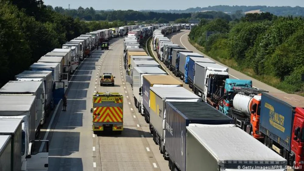 Noi scumpiri în 2026: creșterea tarifelor pentru transportul rutier se va vedea la raft