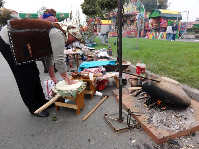 Cei care vor veni la ”Sărbătoarea Pâinii” din Scorniceşti vor avea ocazia să guste pâine în ţest  (M.Manea)