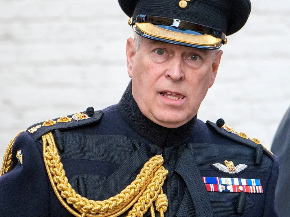 Prințul Andrew se „juca” cu păpușa în casa lui Epstein