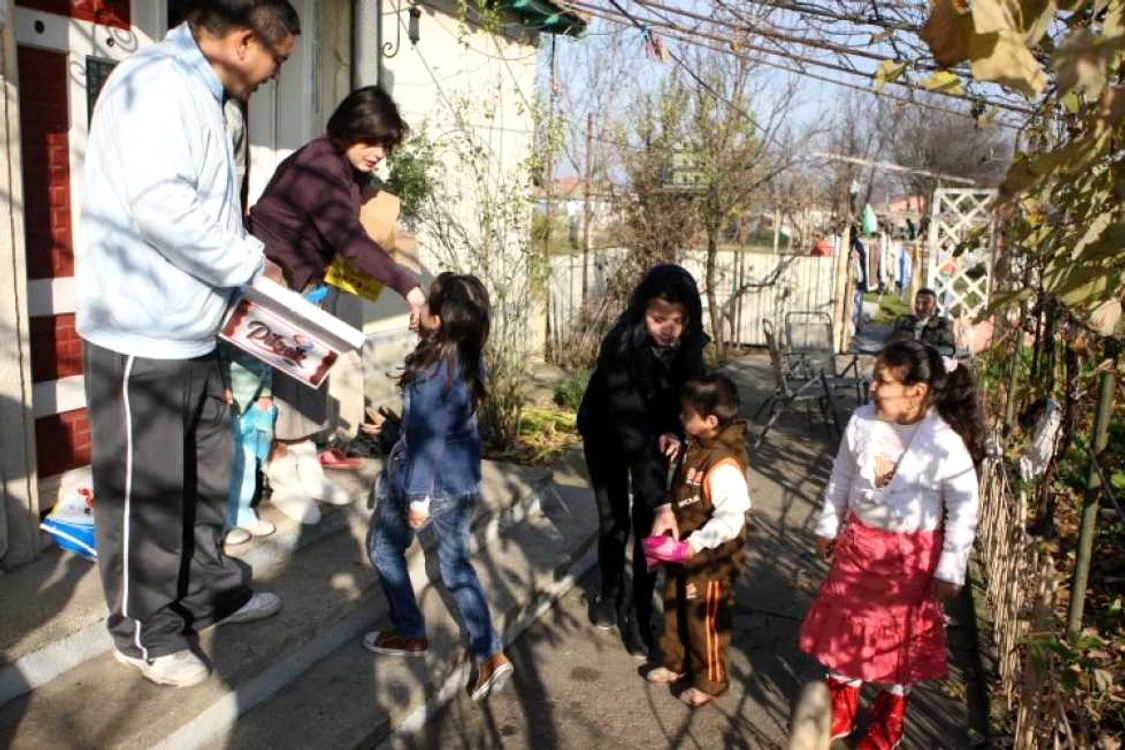 Copiii merg la colindat în prima zi de Kurban Bayram