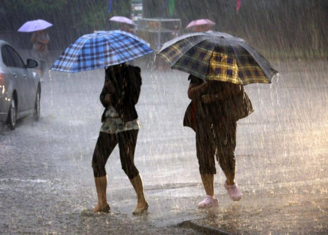 
    Începând cu orele amiezii, potrivit datelor din prognoza meteo 15 iunie, în anumite regiuni ale țării se vor dezvolta norii convectivi și se vor semnala averse cu descărcări electrice.foto:Click!  