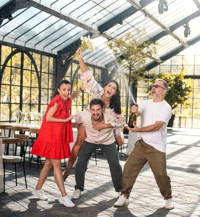 Ivona Nenu și Nicu Bocancea, alături de viitorii miri la Orangeria Iris. FOTO: Instagram