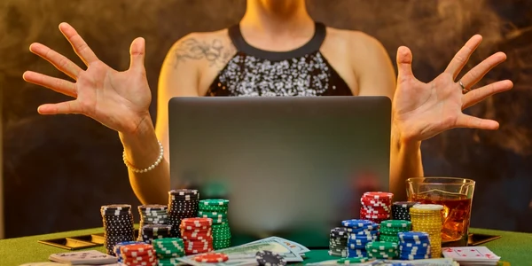 Poker online - jocuri de noroc FOTO Shutterstock 