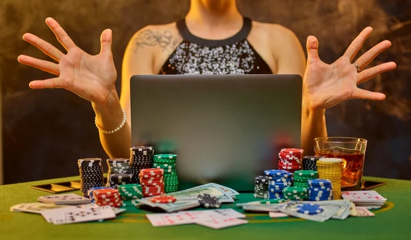 Poker online - jocuri de noroc FOTO Shutterstock 
