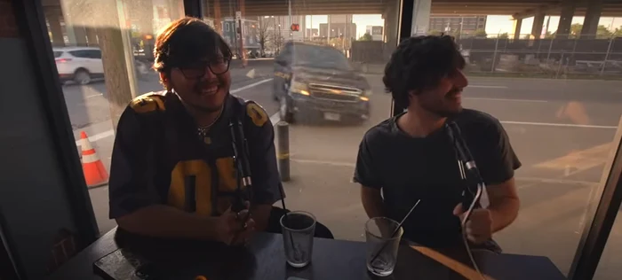 Cei doi tineri, în direct, cu o secundă înainte de impact. Foto: Captură Video 