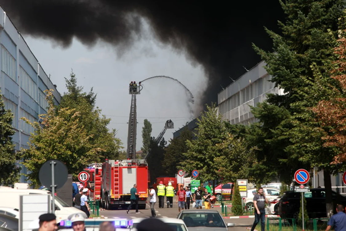 
    Depozitul, de 10.000 de mp, se află pe strada Biharia ,din sectorul 1Foto: Sever Gheorghe  