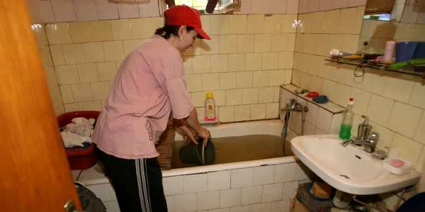 Ca să nu arunce apa murdară, buzoienii o lasă la decantat