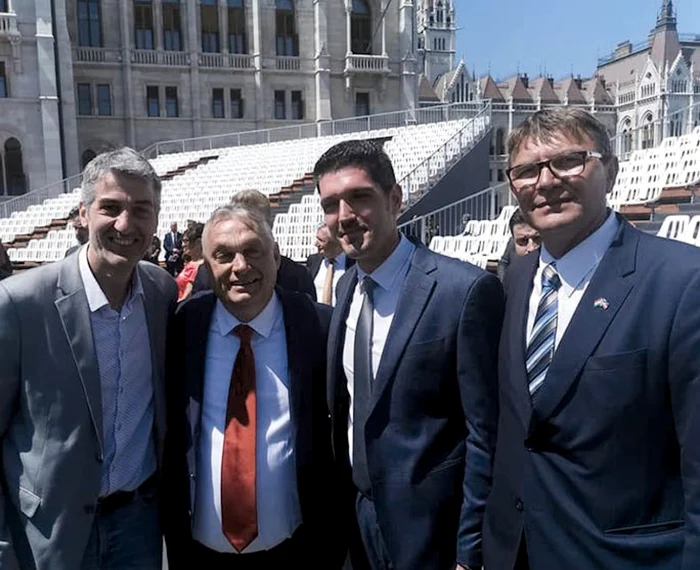 Viktor Orban (centru) şi Gheorghe Cozma, preşedintele
comunităţii româneşti din Ungaria - Autoguvernarea pe Ţară a Românilor
din Ungaria (în stânga premierului maghiar).
