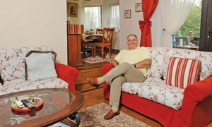 Livingul lui Horia Vîrlan este mare, primitor, iar în fundal se vede locul în care familia se strânge la masă jpeg