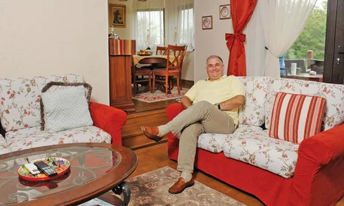 Livingul lui Horia Vîrlan este mare, primitor, iar în fundal se vede locul în care familia se strânge la masă jpeg