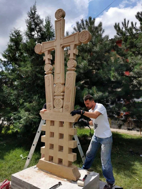 Troița ridicată de Eugen Sechila în județul Călărași. FOTO: Facebook/Iulian Capsali